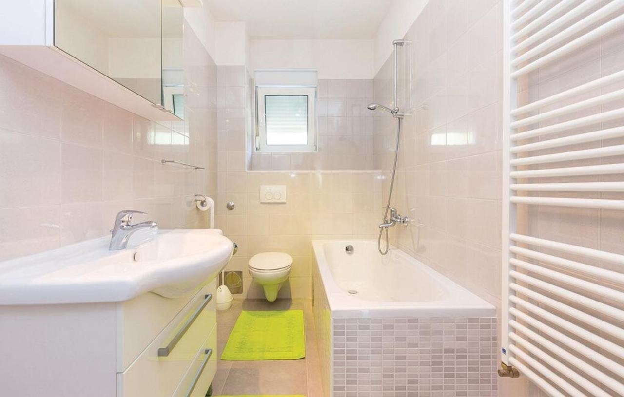 Big White Apartment 诺维·维诺多尔斯基 外观 照片