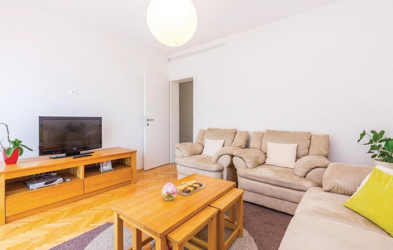 Big White Apartment 诺维·维诺多尔斯基 外观 照片